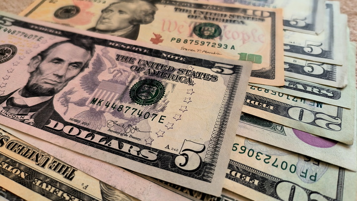 Финансовый аналитик предсказали рост доллара до 120 рублей к конце 2023 года
