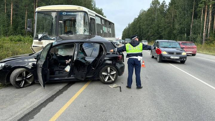 Под Первоуральском автобус с пассажирами протаранил легковой автомобиль