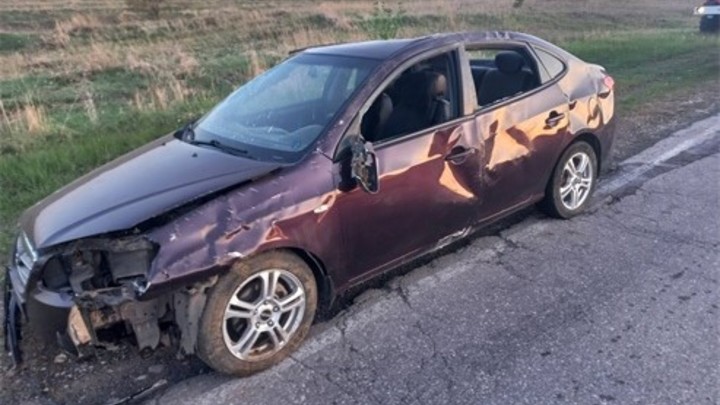 На трассе в Самарской области Hyundai вылетела в кювет и врезалась в ограждение