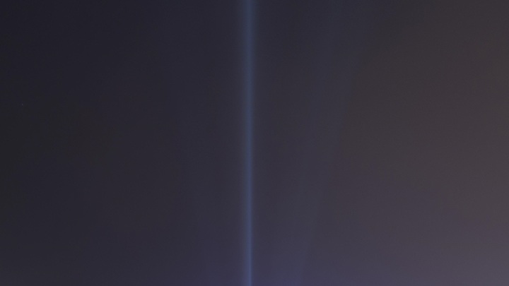 Синоптики объяснили происхождение столбов света в городах России