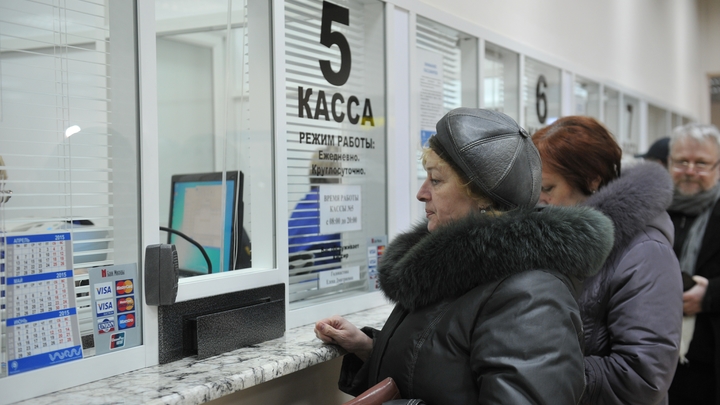 Огромные толпы людей скопились на входе в железнодорожный вокзал Екатеринбурга в канун Нового года