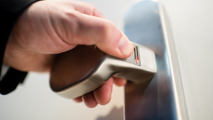 Тело молодого парня нашли спасатели в закрытой квартире в Новосибирске