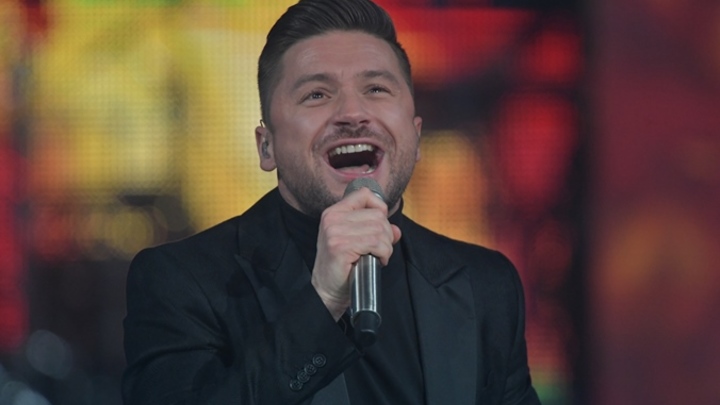 Певец Сергей Лазарев уронил танцовщицу во время концерта в Барнауле