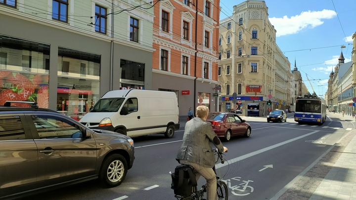 Прибалты погрязли в нищете: Латыши начали ездить в Россию за продуктами и бензином