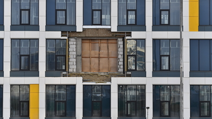 Смотрите, у вас же окно падает: Мастер разоблачил уловки мошенников с ремонтом