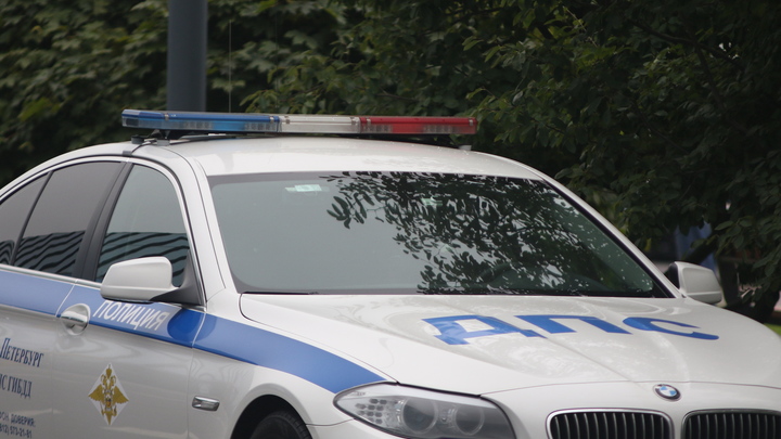 На Сибирском тракте в Свердловской области столкнулись грузовик и патрульный автомобиль ДПС