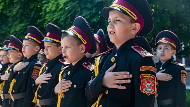 Хлопчиков - за кордон: Украинские родители бросились массово спасать детей от ТЦК