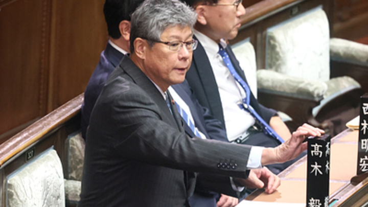 Скандал на 630 миллионов обернулся громкой отставкой генсека кабмина Японии