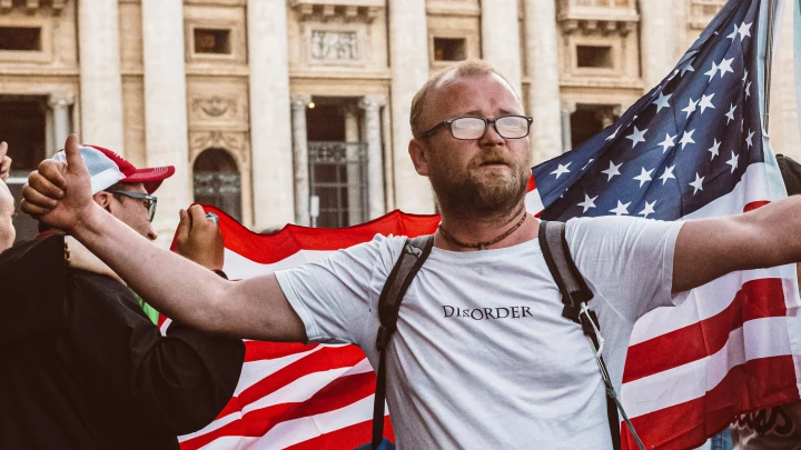 Русская девушка шуткой ответила на нелепый вопрос американца о родном языке. Его реакция заставила её поёжиться