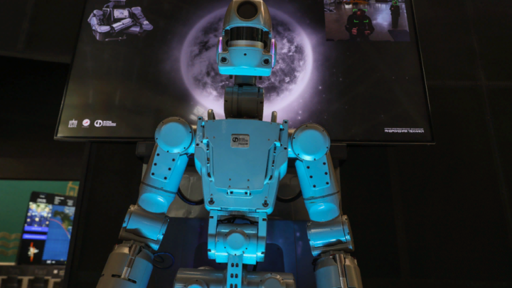 Переводчики, юристы и врачи: Десятки миллионов вакансий пропадут из-за роботов - эксперт по ИИ