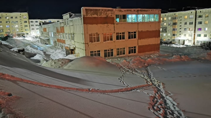 Следователи возбудили уголовное дело после смерти ребёнка от падения снега в Магадане