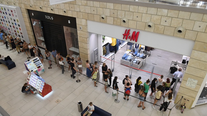 Огромные очереди у магазина H&M разозлили москвичей