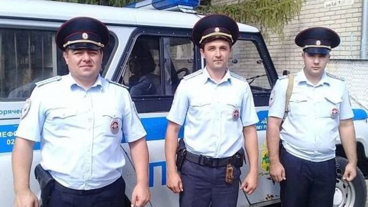 Кубанские полицейские спасли из горящей квартиры троих человек