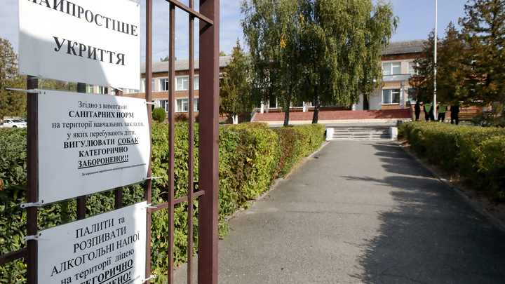 Закрыли двери перед самым носом: В Николаеве участников акции не пустили в бомбоубежище