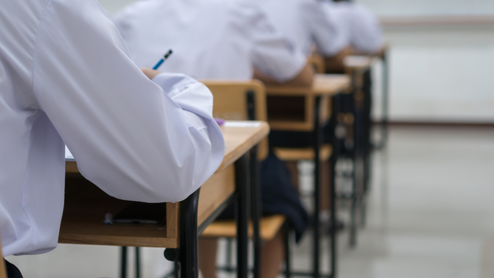 Школьник выпал из окна во время урока: Переживал из-за пролитых чернил