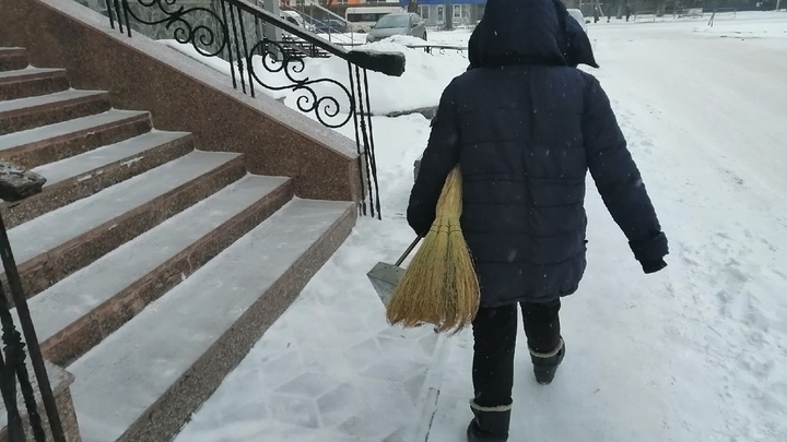 Спецы по обслуживанию ковидных госпиталей Челябинска заявили, что их выгоняют на мороз