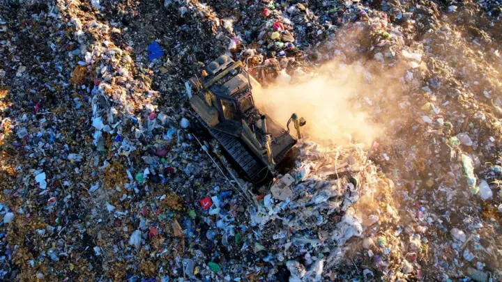 Семья из Китая за сутки перебрала 10 тонн мусора в поисках выброшенного золота