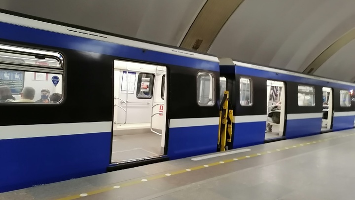 Стало известно, как будет работать метро в Петербурге 9 мая