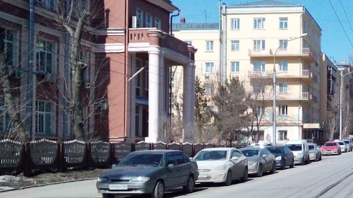 В Новосибирске с обочин улицы Серебренниковской могут убрать парковки