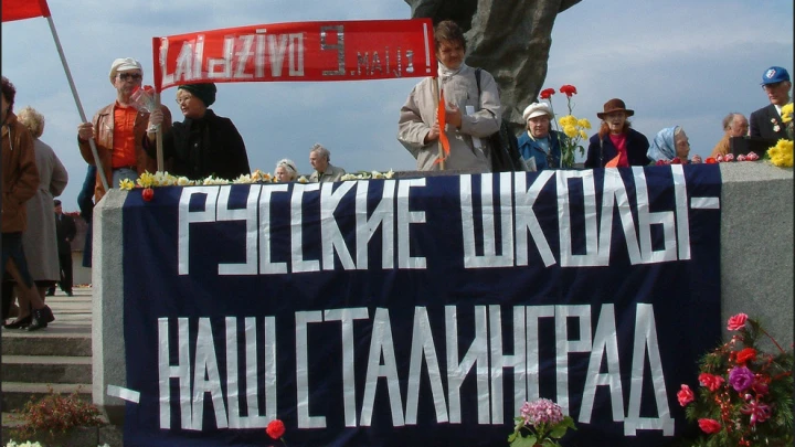 Естественный враг латышей. Рижская бабушка уколола русских, забыв свой эксперимент