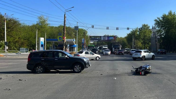 В центре Челябинска мотоциклист атаковал внедорожник