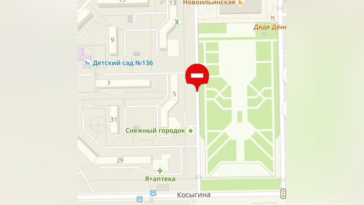 Рабочие перекрыли проезд рядом с площадью Защитников Донбасса в Новокузнецке