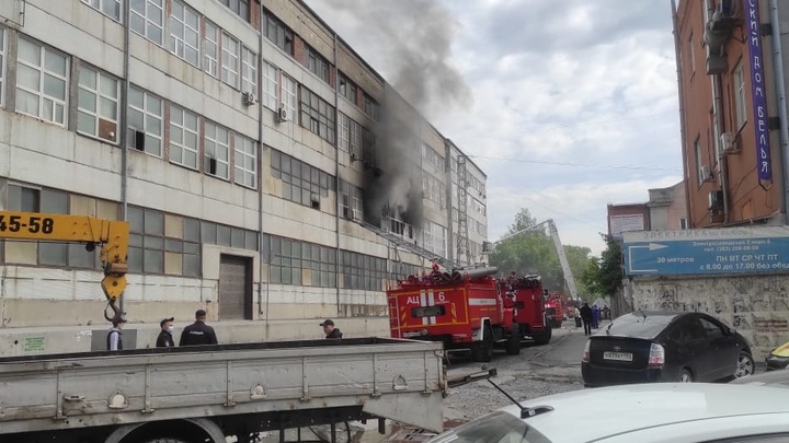 Были слышны хлопки: Фабрика матрасов загорелась в Новосибирске