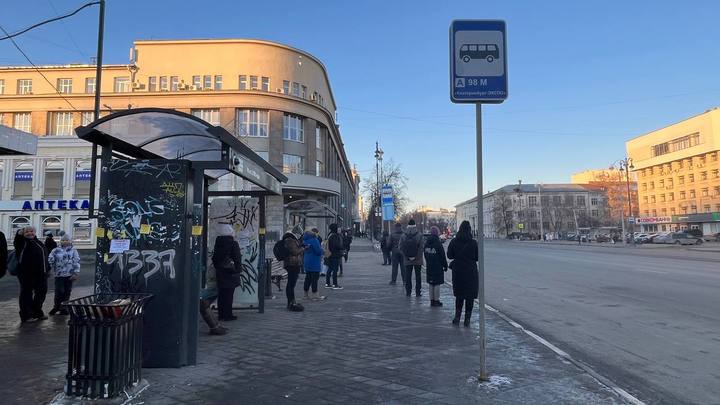 У троллейбуса в Екатеринбурге взорвалось колесо прямо на ходу