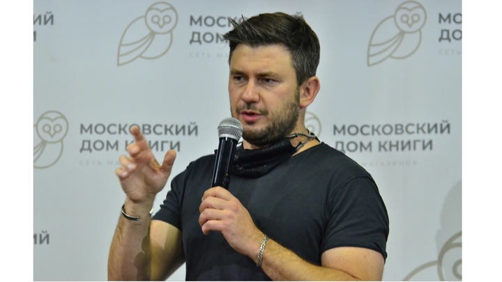 Писателя-иноагента Глуховского* заочно приговорил к 8 годам колонии суд в Москве