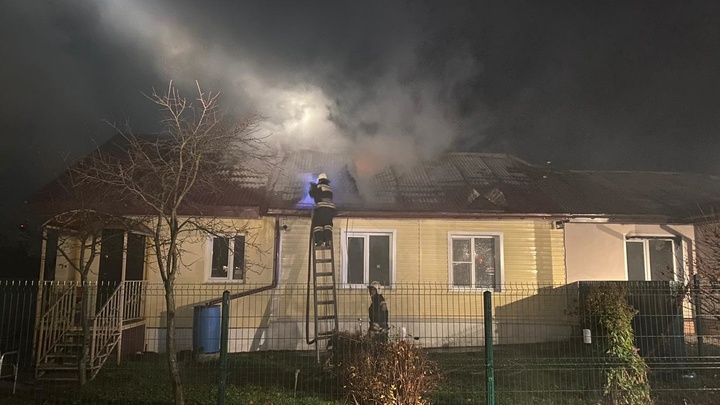 Дом в Суздальском районе тушили сотрудники МЧС и добровольцы