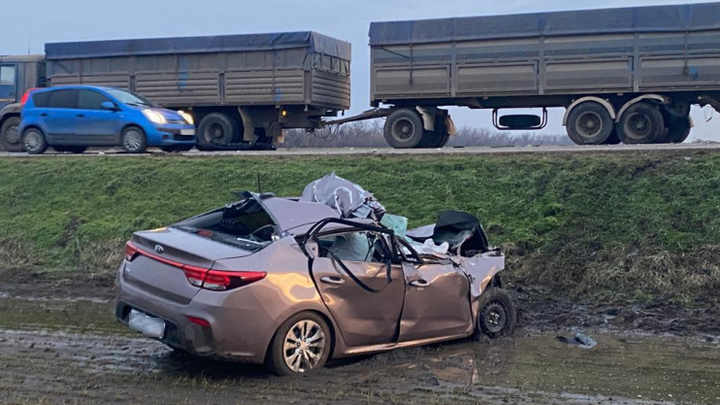 В Павловском районе женщина и двое детей пострадали в ДТП с КамАЗом