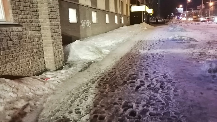 Подъезд жилого дома в Челябинской области сковало льдом