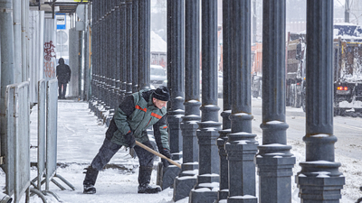 Типичный Тольятти: плохо чистят снег и наледь возле больниц, школ и детских садов