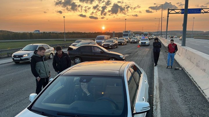 Кольцовский тракт в Екатеринбурге встал в пробку из-за массового ДТП