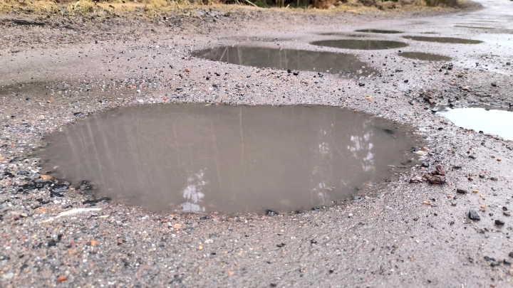 Дырявая дорога в Архангельске привлекла внимание ГАИ и прокуратуры