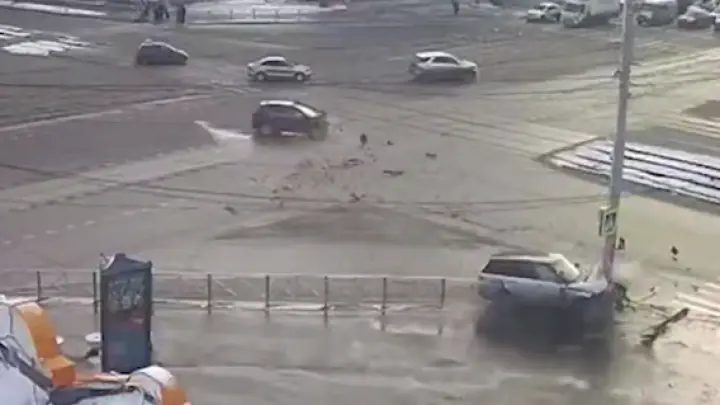 Пострадал ребёнок: в Челябинске внедорожник на скорости влетел в столб