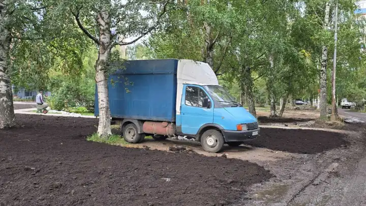 Архангельских водителей оштрафовали на миллион рублей за парковку на газоне