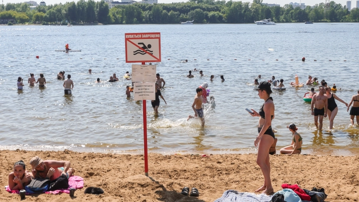 Не купайтесь вот так: врач раскрыла неприятную правду о воде, в которой вы охлаждаетесь в жаркое лето