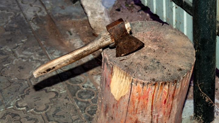 Не смог пережить разрыва и схватился за топор: Бывшая возлюбленная оружейного барона Хубутии обвинила его в нападении