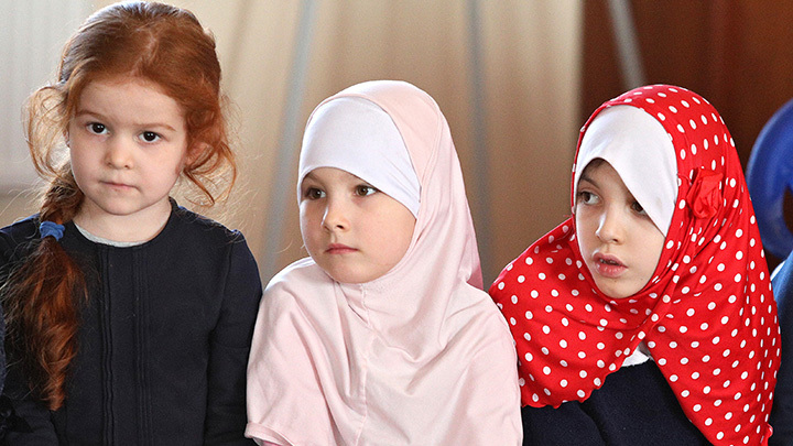 Удар в спину России: Девочка в хиджабе станет нормой в тюменских школах