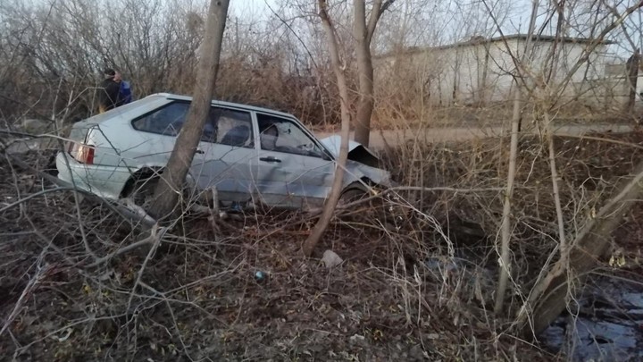 Тайком от папы: в Кургане подростки на автомобиле врезались в дерево