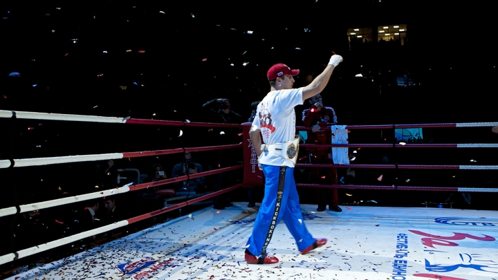 Назвавший русских нацистами боец с треском проиграл бой, но пытался доказать своё превосходство