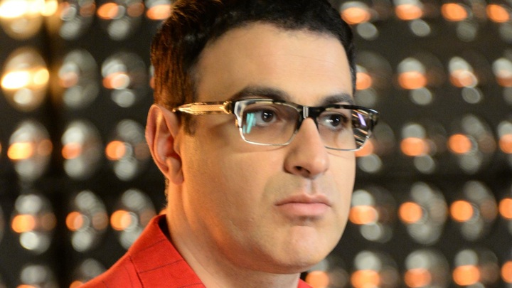 А вот это уже слишком: Гарик Мартиросян спел новогоднюю песню про QR-код