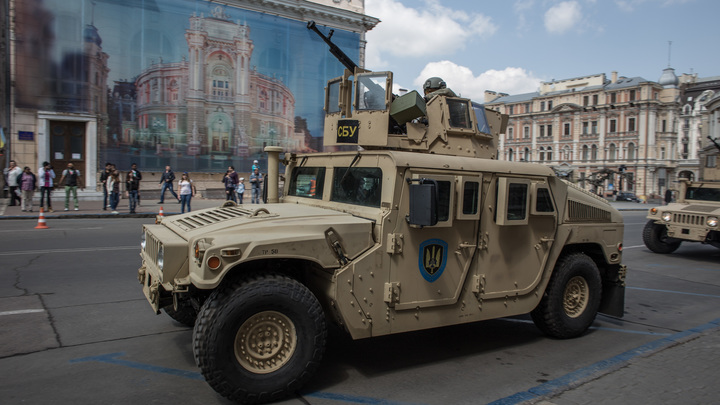 США предоставили Украине целый корабль военного снаряжения и Хаммеров