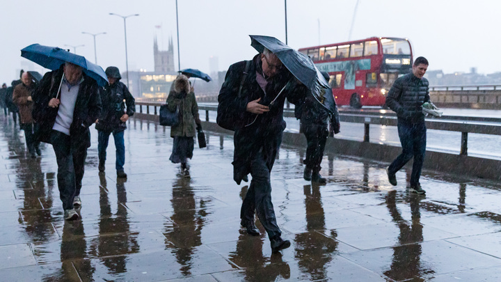 Трое погибли, тысяча убежали из домов: Шторм в Великобритании достигает огромных масштабов
