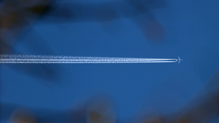 За секунду до тарана поездом: Невероятное спасение пилота попало на видео