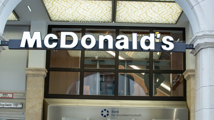 В Астане вновь открылись рестораны McDonald's, но под новой вывеской