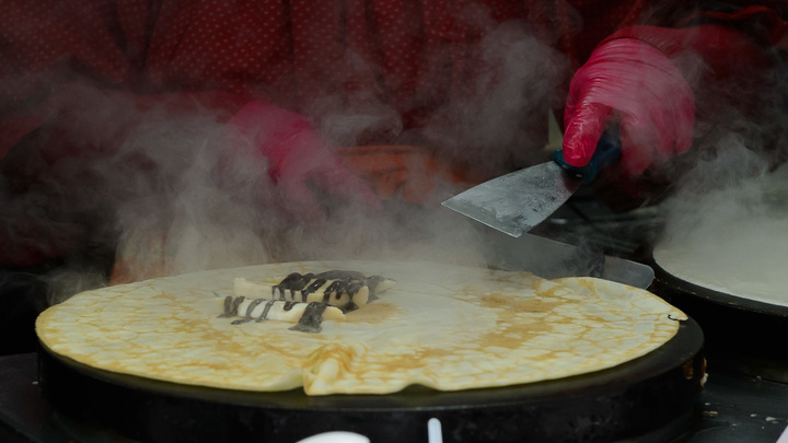 Житель Волгограда купил для нуждающихся людей блинов на 100 тысяч рублей
