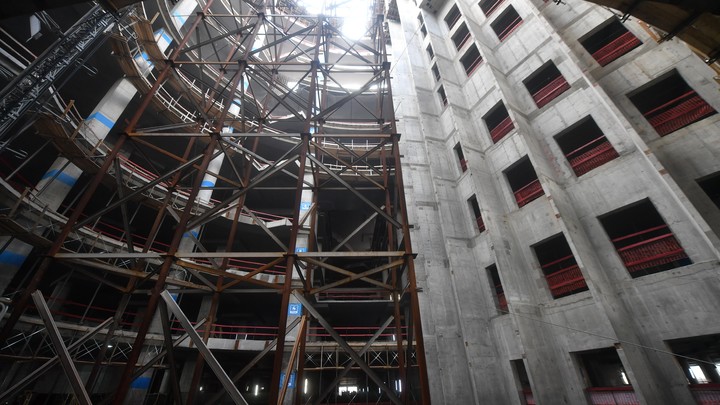 Состояние упавшего с заброшенного дома в Краснодаре мальчика оценивается как средней степени тяжести