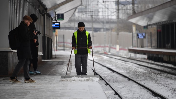 На МЖД поезда ходят штатно на фоне затяжного снегопада